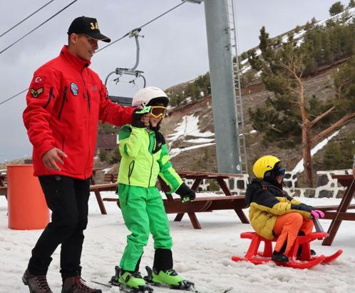 Jandarma, Sevgi Evlerinde kalan çocuklar kayakla tanıştırdı