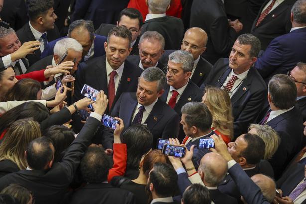 Özgür Özel: Milletin elimize verdiği bayrağı bırakmayız