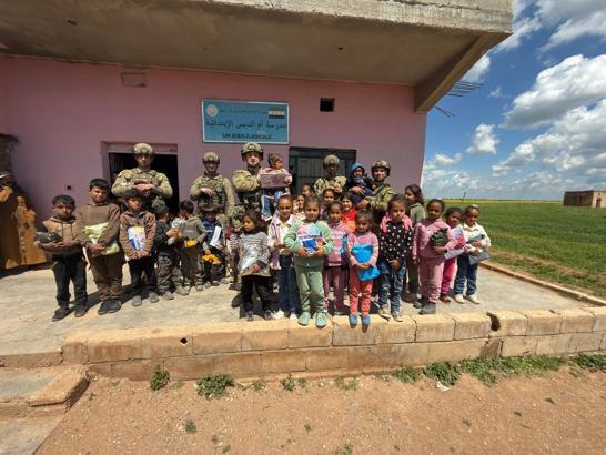 Mehmetçikten Barış Pınarı Harekat bölgesindeki çocuklara '23 Nisan' hediyesi