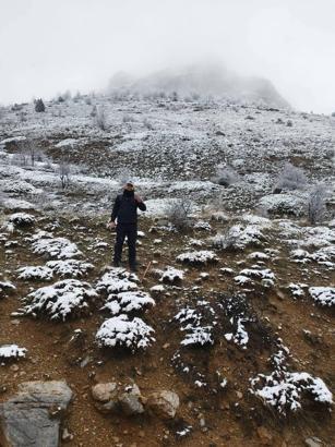 Çay'a nisanda kar sürprizi