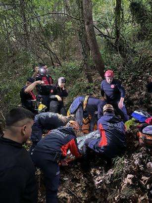 Uçurumdan düşen kazazedeyi ekipler kurtardı