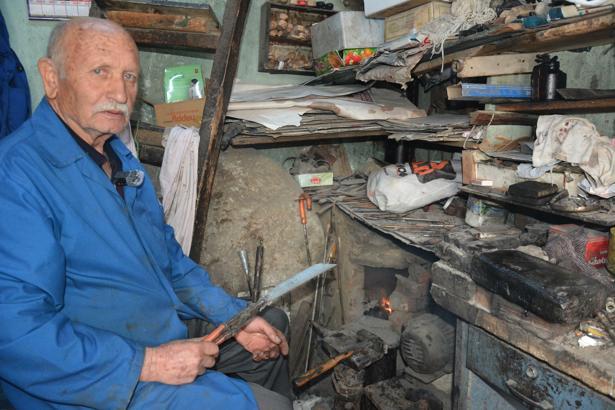 Bıçak ustası, yarım asrı aşkın süredir örs başında çelik dövüyor