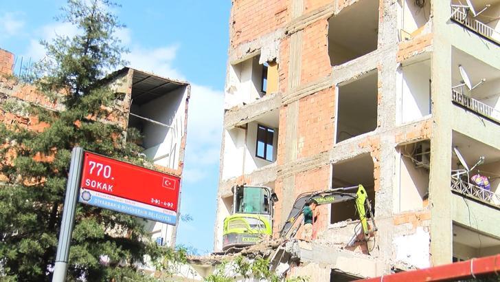 Bina yıkılınca, bitişikteki apartmanın bazı odalarının duvarının yapılmadığı ortaya çıktı