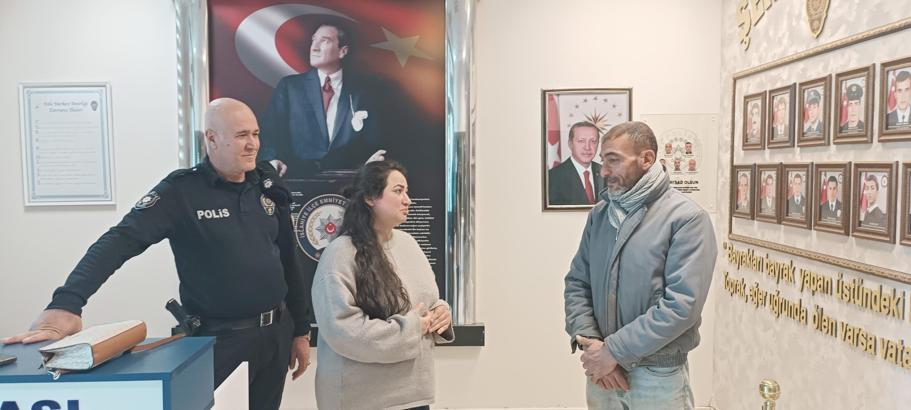 Hurda toplarken bulduğu para ve çeklerin olduğu çantayı sahibine teslim etti