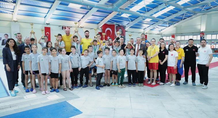 Osmangazi Yüzme Şenliği’nde kazananlar kupalarını aldı