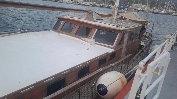 Su alan içinde 3 kişinin bulunduğu tekne, kurtarıldı