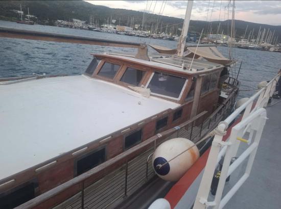 Su alan içinde 3 kişinin bulunduğu tekne, kurtarıldı