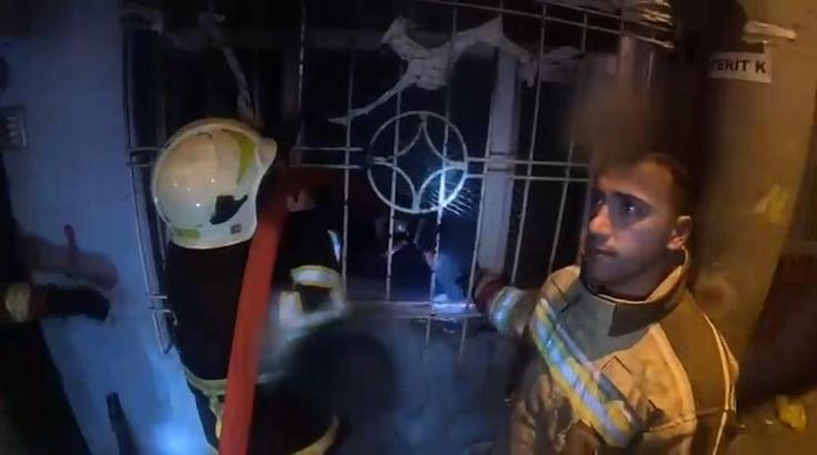 Diyarbakır’da itfaiyenin ev yangınına müdahalesi kask kamerasında
