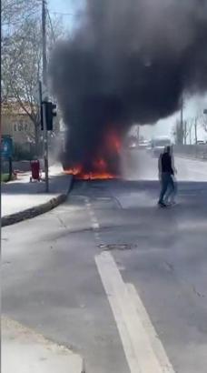 Başakşehir'de seyir halindeki minibüs alev alev yandı