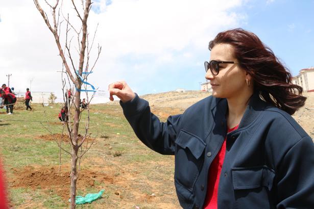 Öğrencilerden ‘İyilik Ovası’ projesiyle mezarlığa anlamlı ağaç dikimi