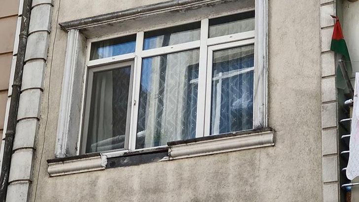 Fatih'te 1'inci kattan düşen çocuk ağır yaralandı