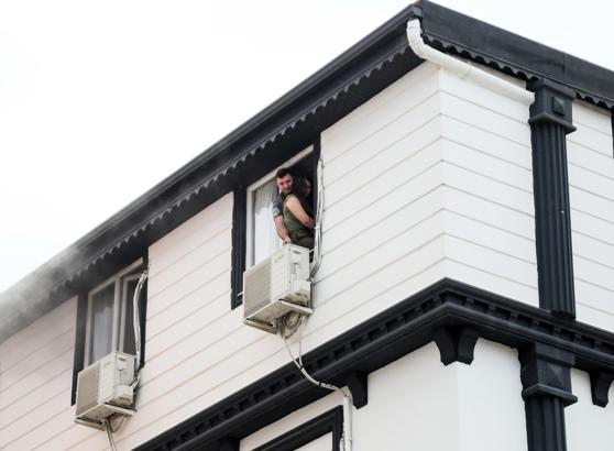 Yangında dumandan etkilenip, apartta mahsur kalanları itfaiye kurtardı