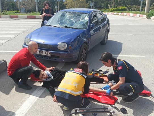 Otomobille çarpışan motosikletteki 2 kişi yaralandı