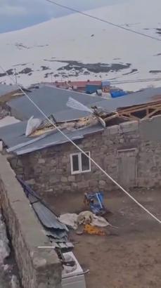 Kars'ta kuvvetli rüzgar çatıları uçurdu