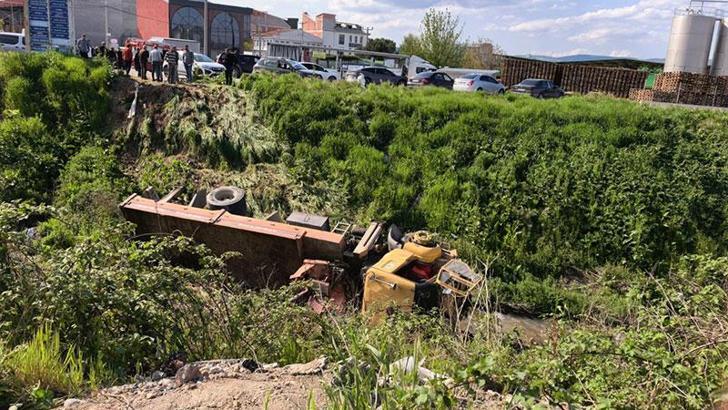 Freni boşalan vinç, dereye uçtu; araçtan atlayan sürücüsü öldü
