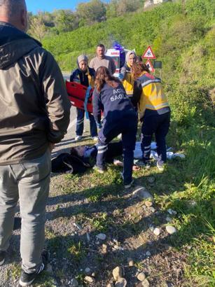 Ordu'da virajı alamayan motosiklet devrildi: 2 yaralı