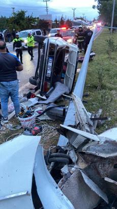 Mersin’de kazanın ardından aydınlatma direğine çarpan otomobil ikiye bölündü: 4 yaralı