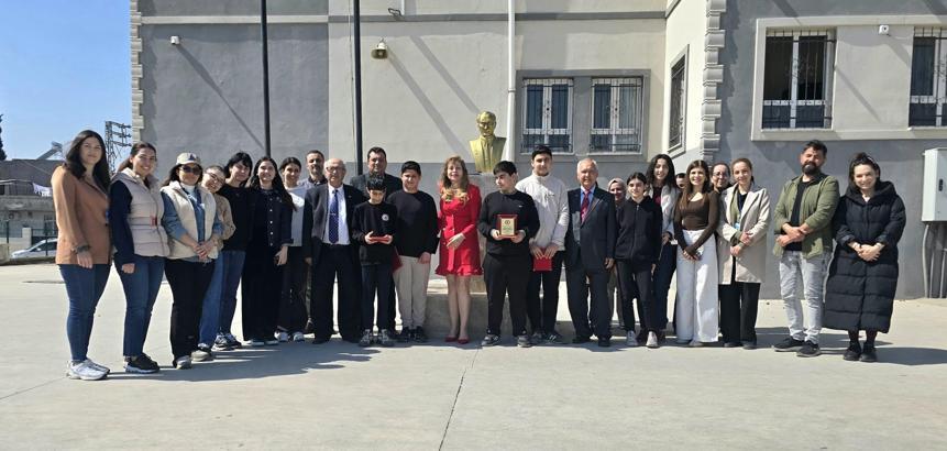 Fırtınada Atatürk büstünü koruyan öğrencilere teşekkür plaketi