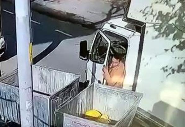 Avcılar’da kamyondan telefon hırsızlığı kamerada