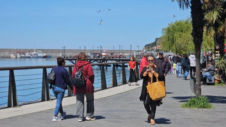 Zonguldak’ta güneşli havanın keyfini sahilde çıkardılar