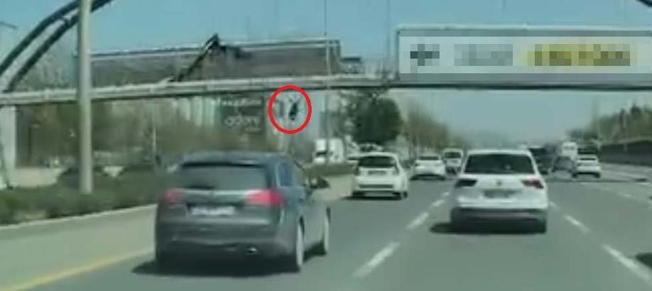 Afiş asarken üst geçitten düşüp, otomobilin altında kalarak öldü