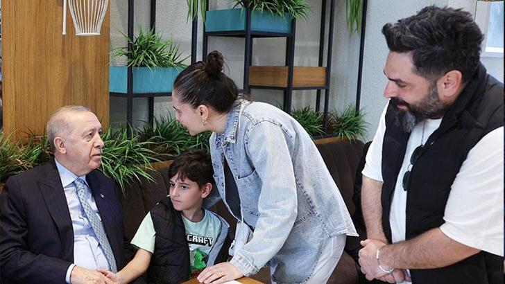 Cumhurbaşkanı Erdoğan, Beyoğlu'nda kafede vatandaşlarla sohbet etti