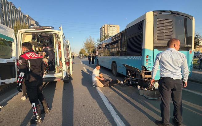 Motosiklet, duraktaki otobüse çarptı; 2 yaralı