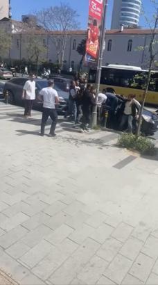 Mecidiyeköy'de kavgayı ayırmak istedi tekme ve yumruklarla darbedildi
