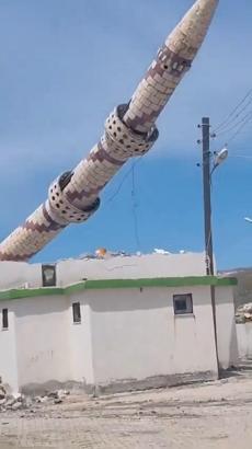 Diyarbakır'da hasarlı minarenin kontrollü yıkımı yapıldı; o anlar kamerada