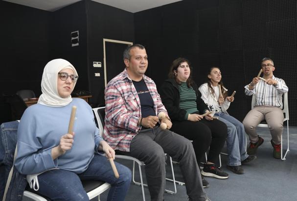 Mersin’de engeller müziğin ritmi ile aşılıyor