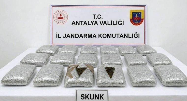Araçta, 30 kilogram uyuşturucu