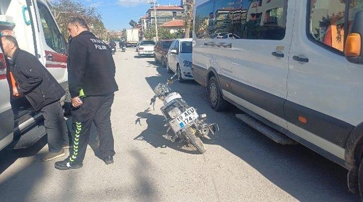 Polisten kaçan motosiklet sürücüsü kaza yaptı; 2 yaralı