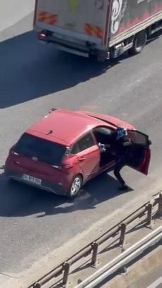 Çekmeköy’de tekmeli yol verme kavgası kamerada