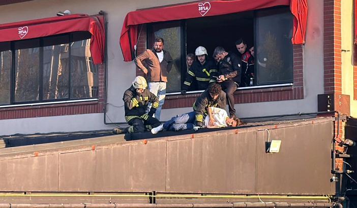 Kafeteryanın 3’üncü katında otururken dengesini kaybedip, alt katın terasına düştü