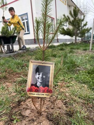 Köy okulu öğrencileri Kahramanmaraş anısına fidan dikti