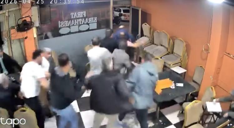 Sultangazi’de araçtan çıkan yüksek ses müzik kahvehanenin camını titretti; müşteriler deprem sanıp kaçtı