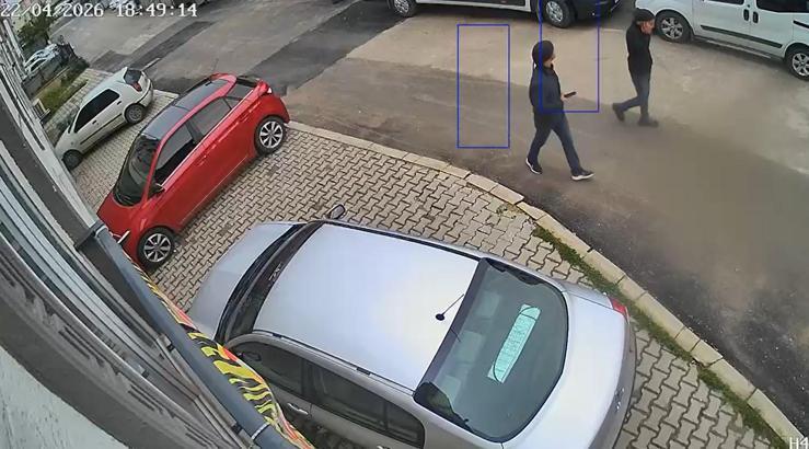 Kontak anahtarı üzerinde bırakılan kargo aracını çalan 2 şüpheli takiple yakalandı