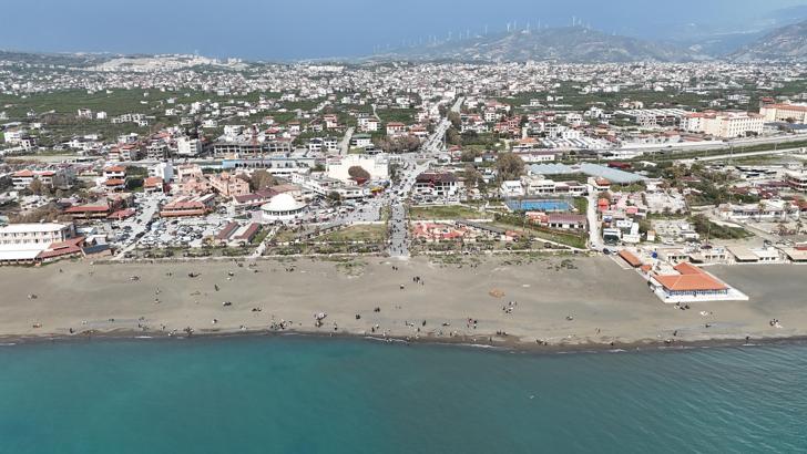 Hataylılar güneşin tadını sahilde çıkardı