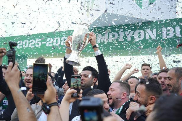 Bursaspor, şampiyonluk kupasını törenle aldı