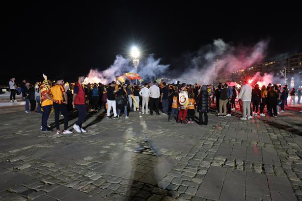 Galatasaray’ın derbi galibiyeti İzmir’de coşkuyla kutlandı