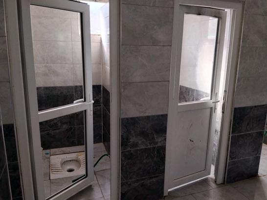 Cami tuvaleti tahrip edildi