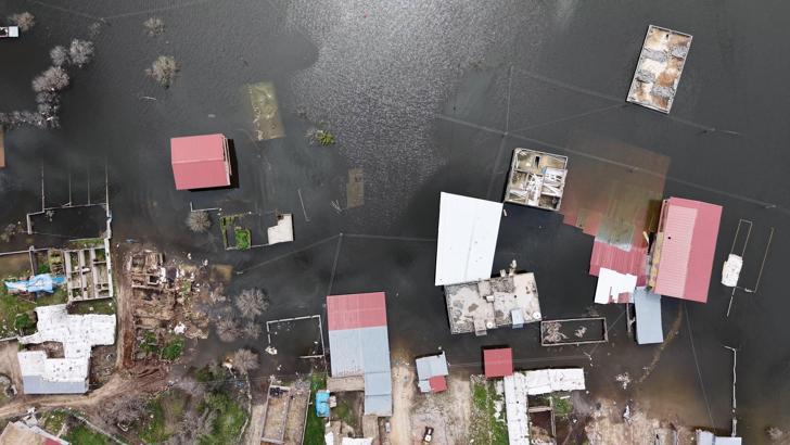 Baraj kapakları açıldı, boşaltılan 10 ev su altında kaldı