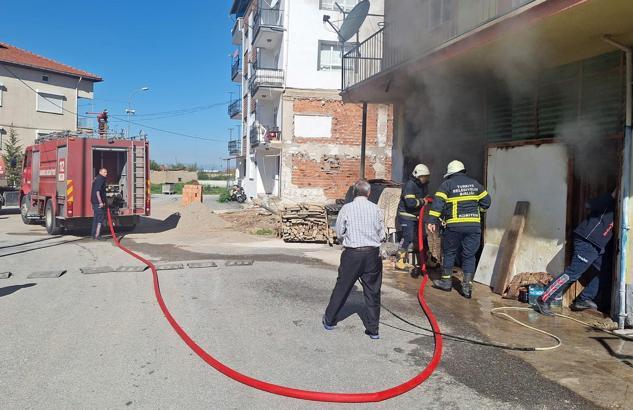 Depo yangını büyümeden söndürüldü
