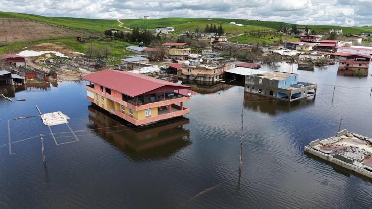 Baraj kapakları açıldı, boşaltılan 10 ev su altında kaldı / Ek fotoğraflar