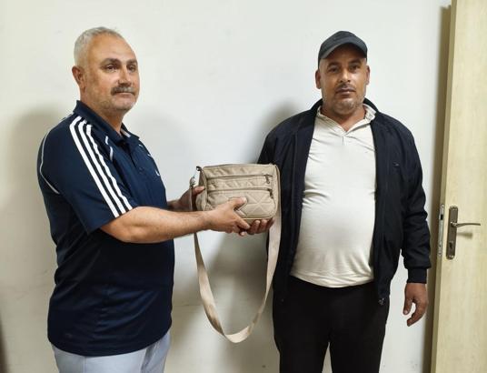 Emekli polis, bulduğu çantayı sahibine teslim etti