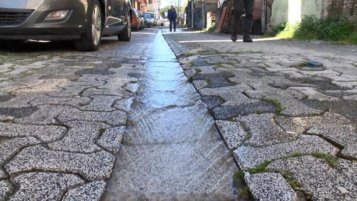 Ataşehir’de şebeke suyunu taşıyan boru patladı; "1 haftadır akıyor parası bizden çıkıyor"