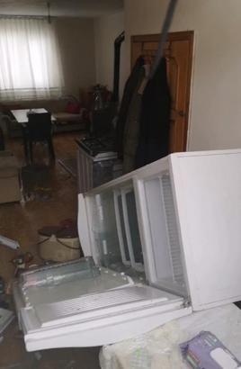 Aç kalan ayılar, pencereden girdiği yayla evini talan etti