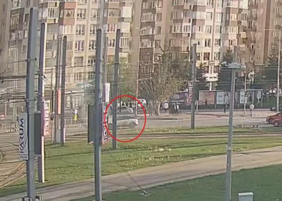 Alev alan elektrikli otomobile yangın battaniyesiyle müdahale kamerada