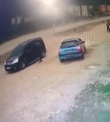 Hafif ticari aracıyla husumetlisine çarpıp ağır yaraladı; o anlar kamerada