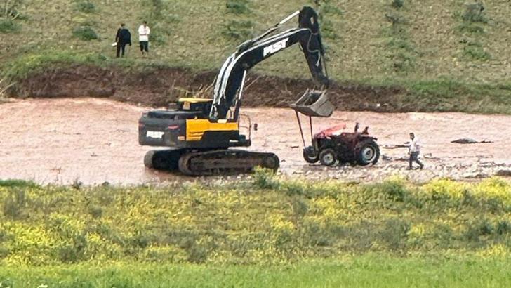 Debisi yükselen çayda traktörüyle mahsur kaldı